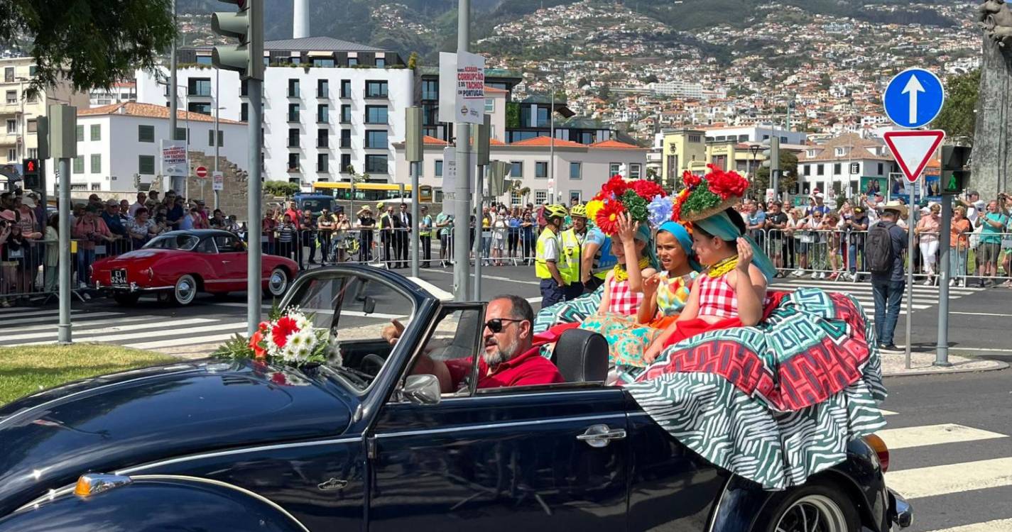 202 viaturas clássicas animam esta tarde pela Avenida (com fotos e vídeos)