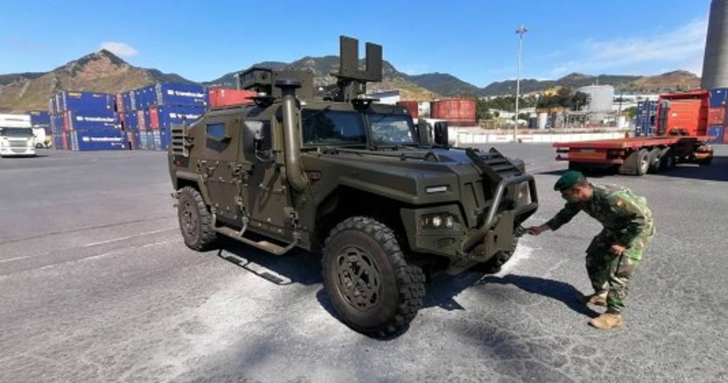 Tanques e viaturas militares desembarcam na Madeira (com fotos)