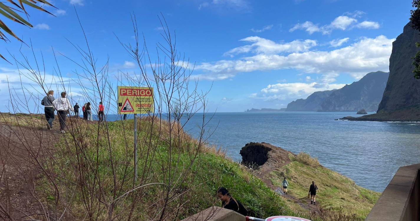 Interdição ignorada no Guindaste com turistas a desafiar o risco