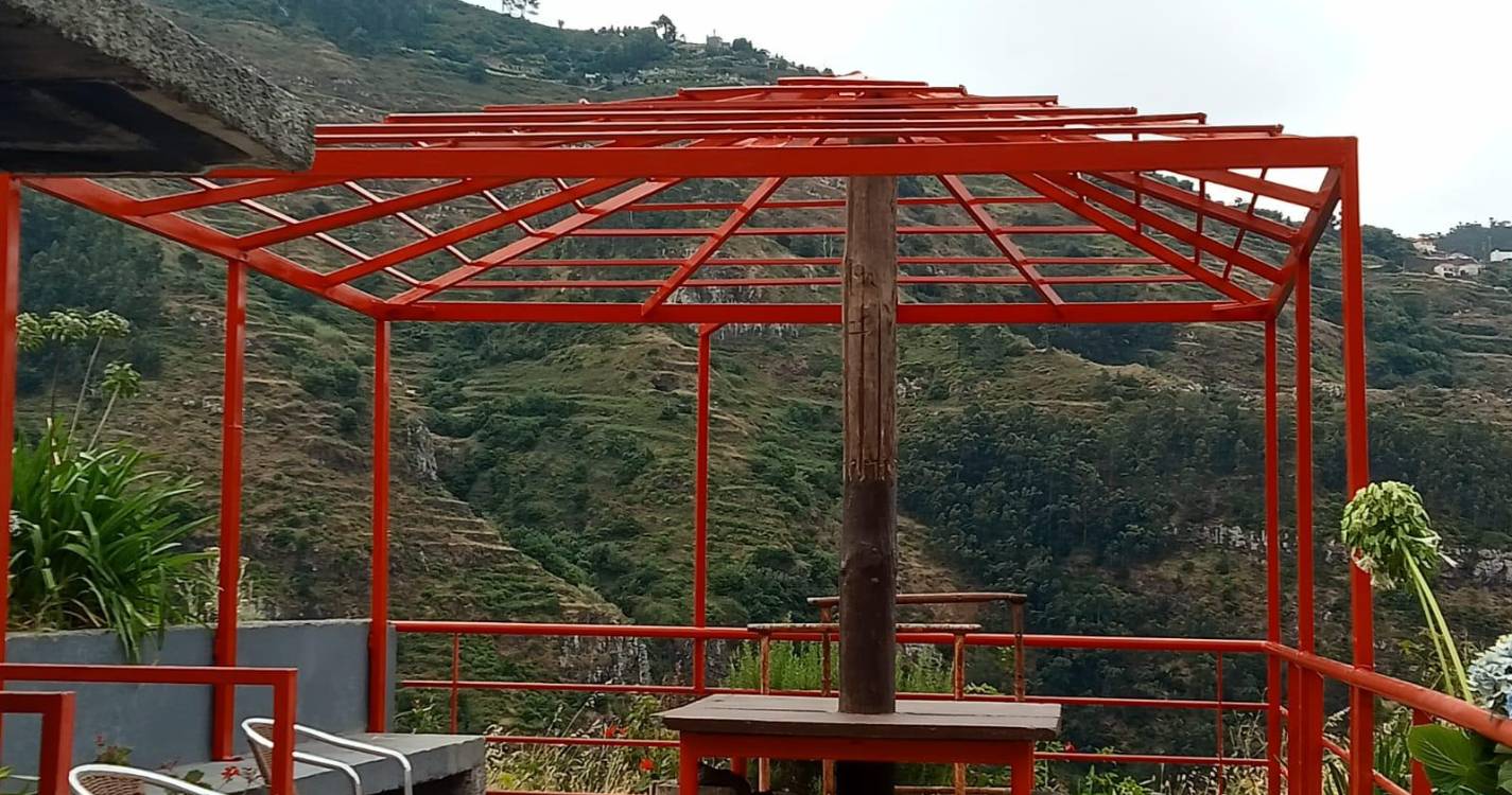Construído novo abrigo no Miradouro da Furna