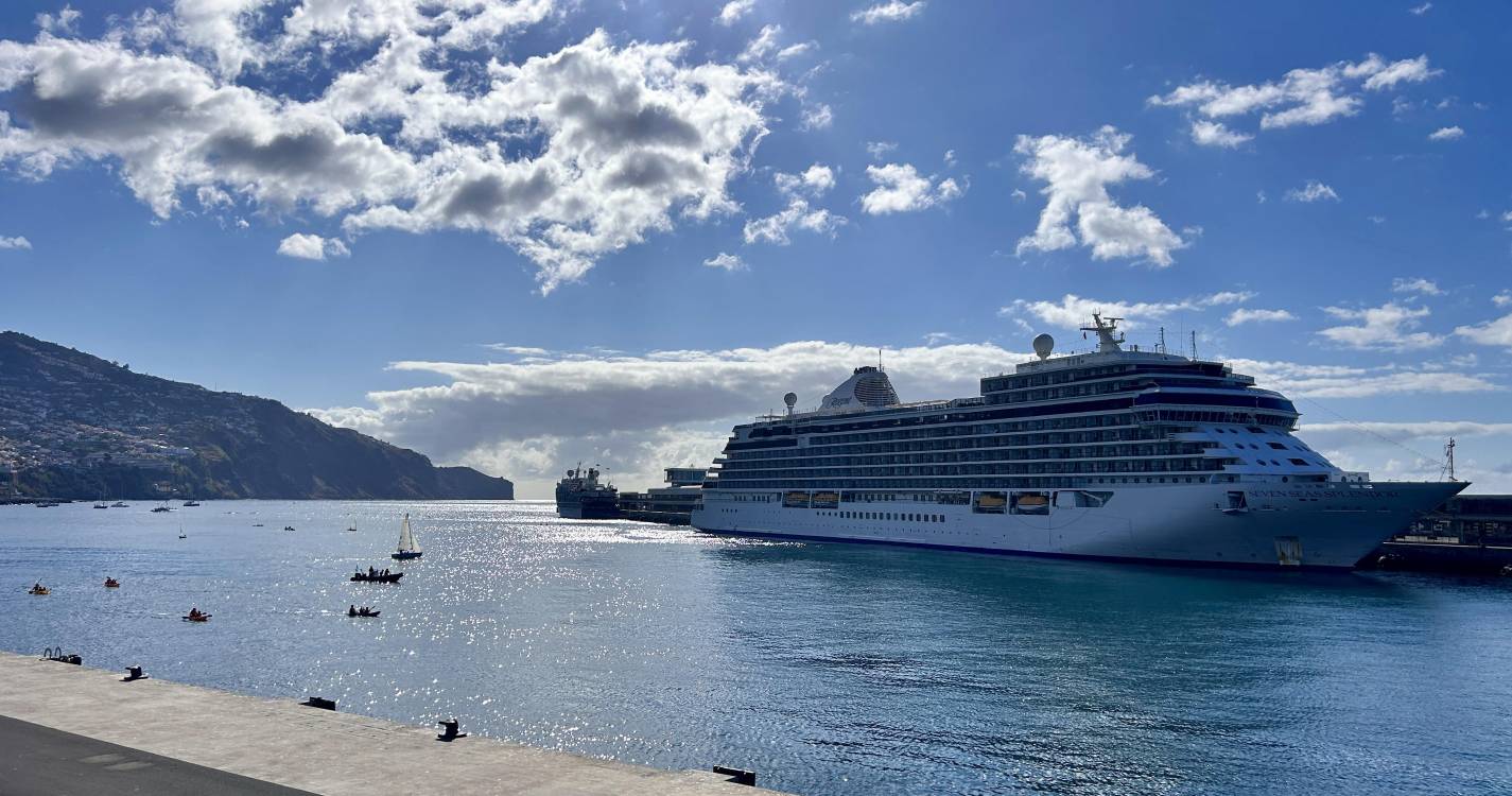 Funchal recebe 1.200 pessoas chegadas a bordo do ‘Seven Seas Splendor’
