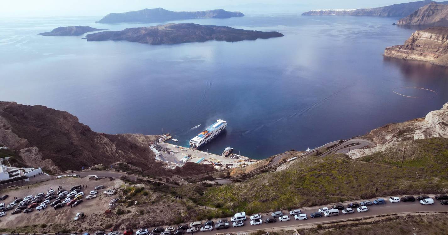 Cerca de seis mil pessoas já deixaram a ilha grega de Santorini devido aos sismos