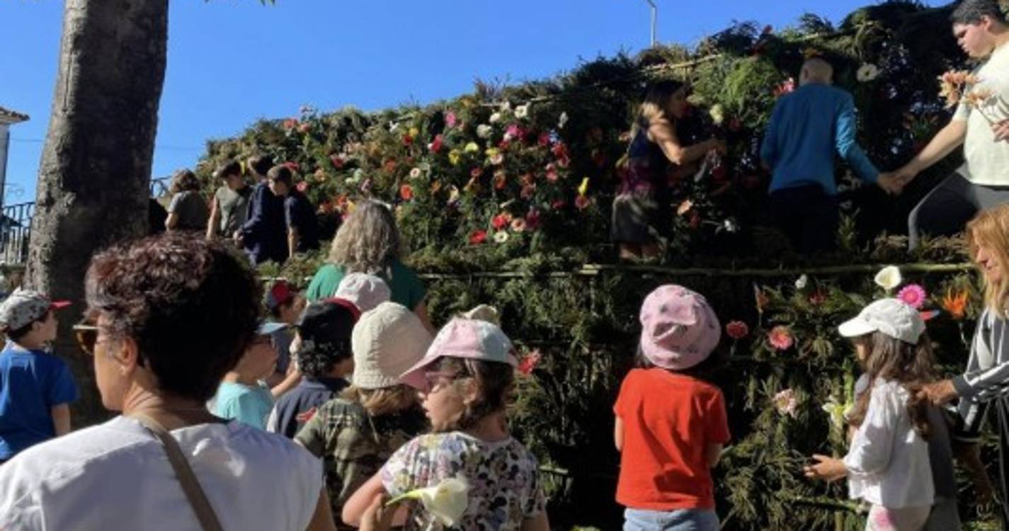 Muro da Paz em Santa Cruz reúne centenas de crianças (com fotos)