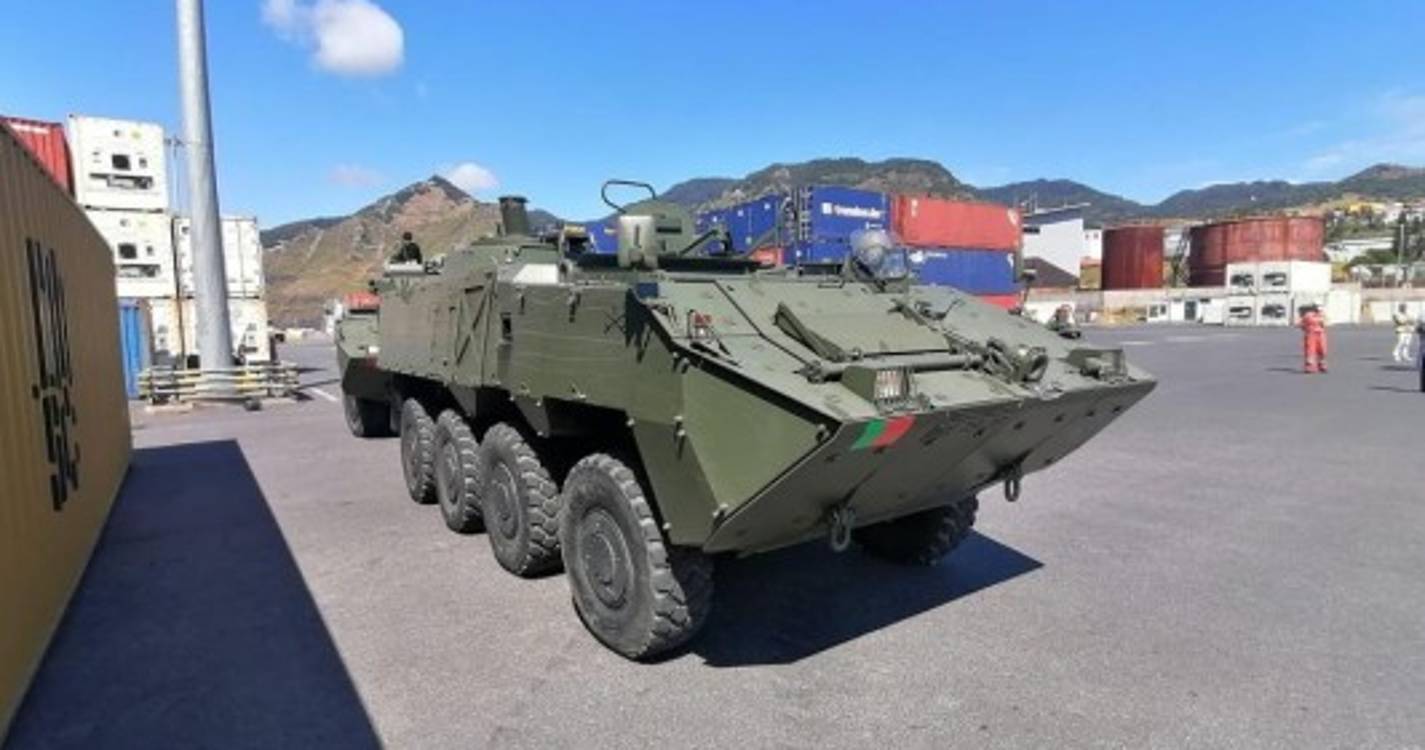 Tanques e viaturas militares desembarcam na Madeira (com fotos)