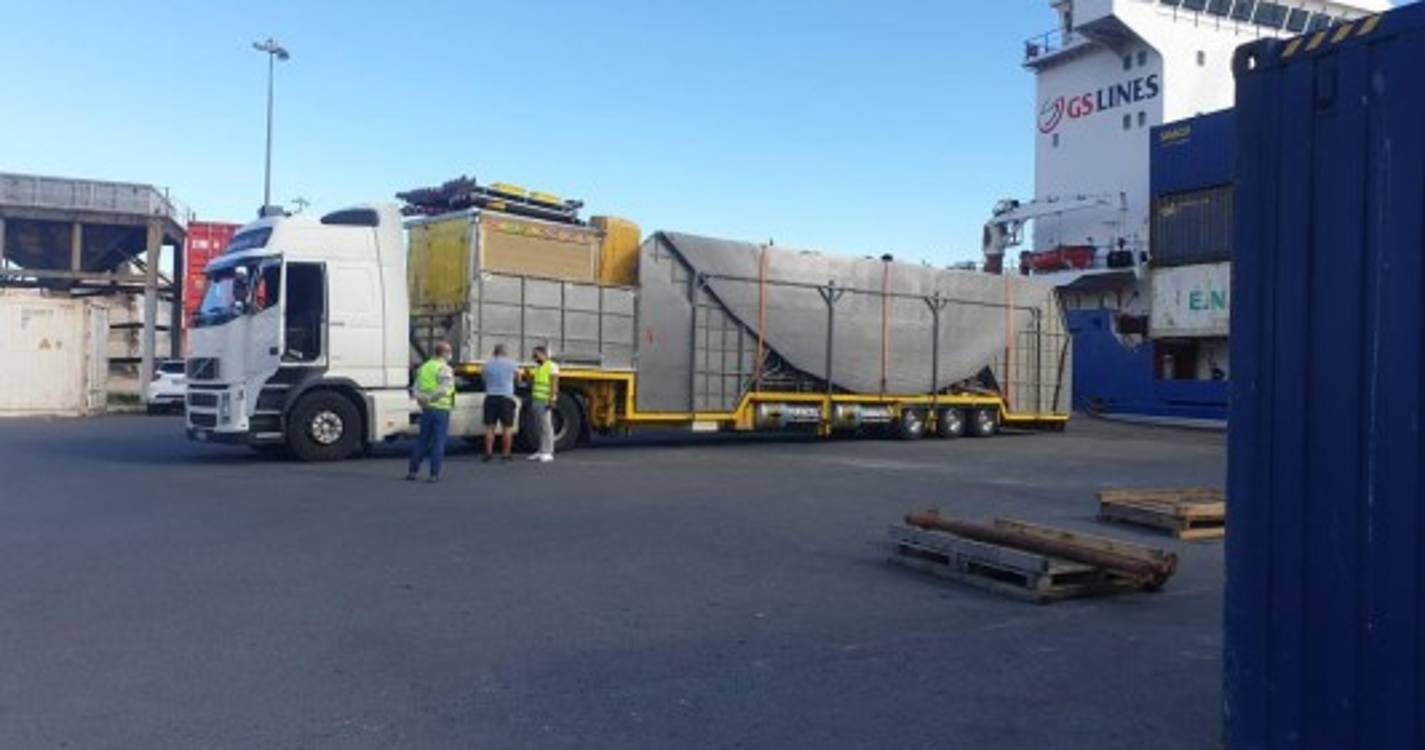 Equipamentos para a feira de Natal no Funchal descarregados no Caniçal (com fotos)