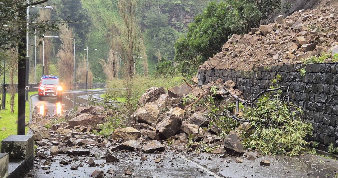 Derrocada encerra estrada em São Vicente