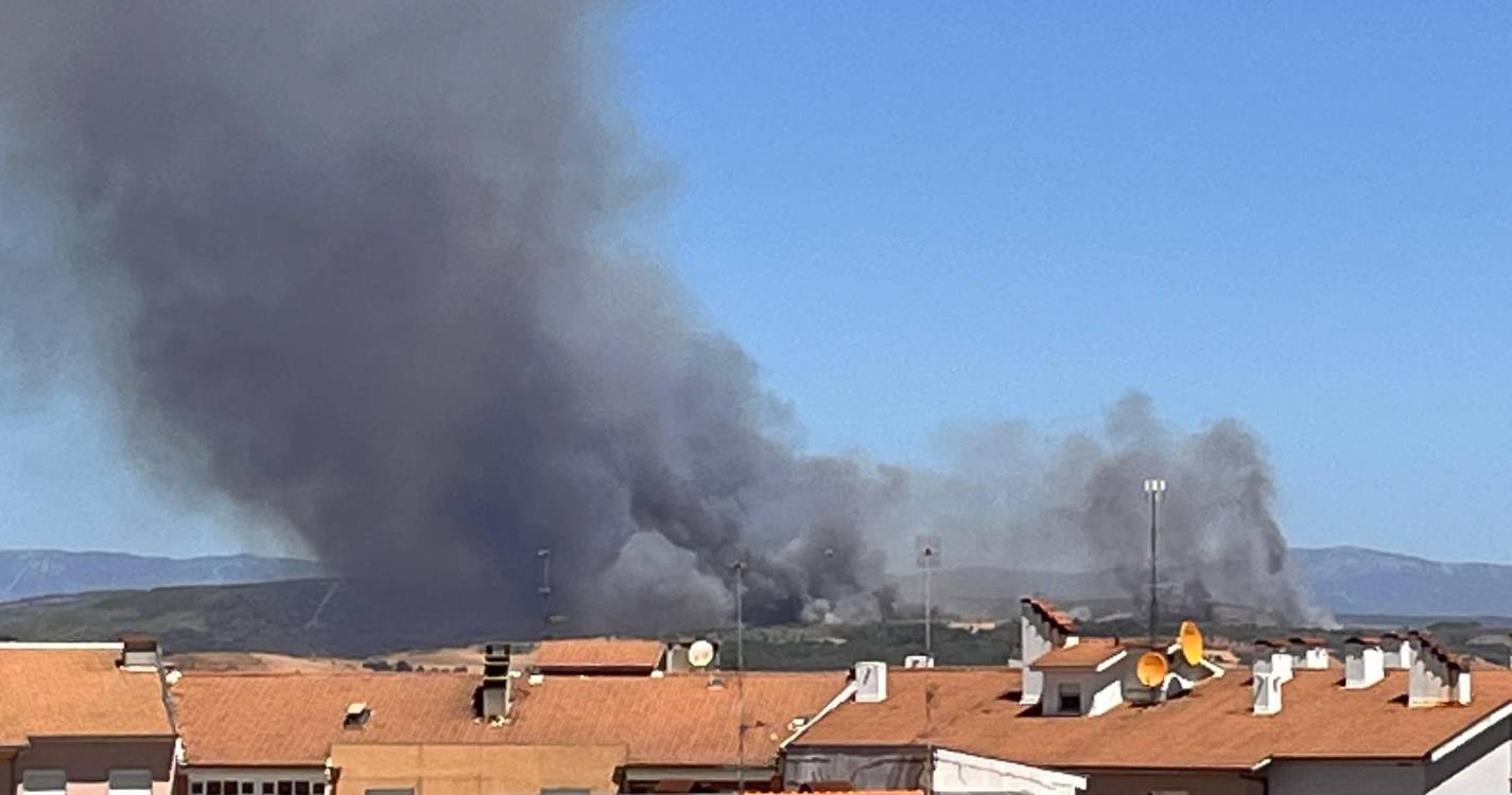 Mais de 140 operacionais e nove meios aéreos combatem fogo em Bragança