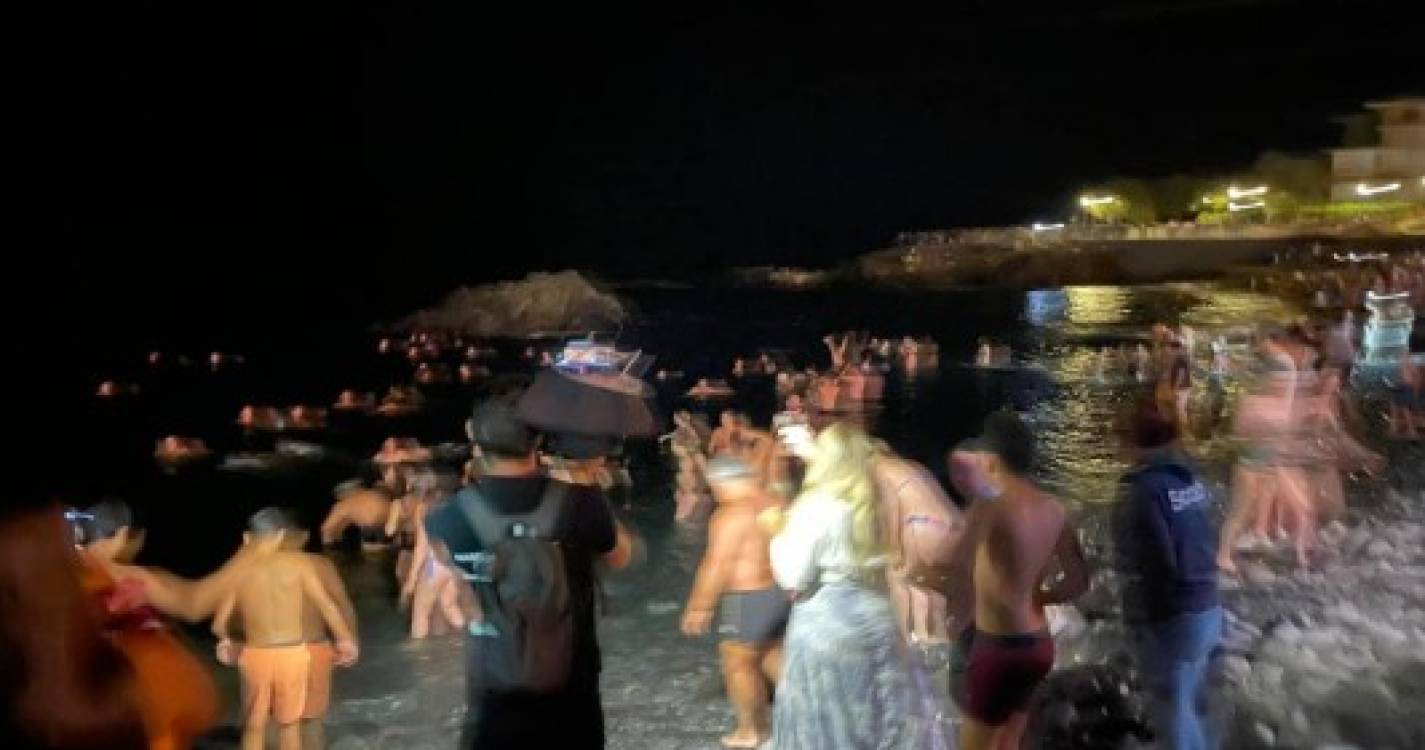 Enchente na praia dos Reis Magos para a noite de São João. Veja as imagens