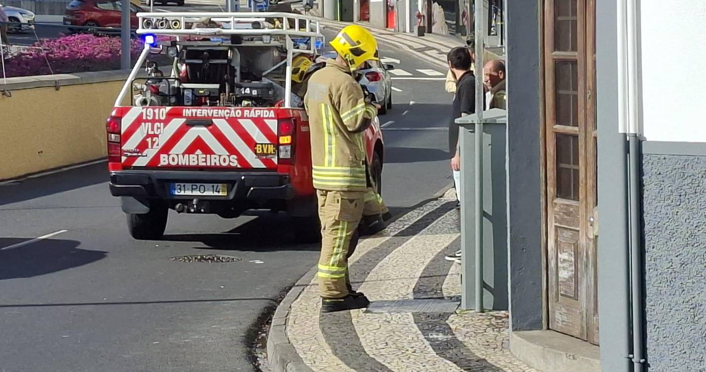 Suspeita de incêndio numa caixa de distribuição do sinal de televisão por cabo (com fotos)