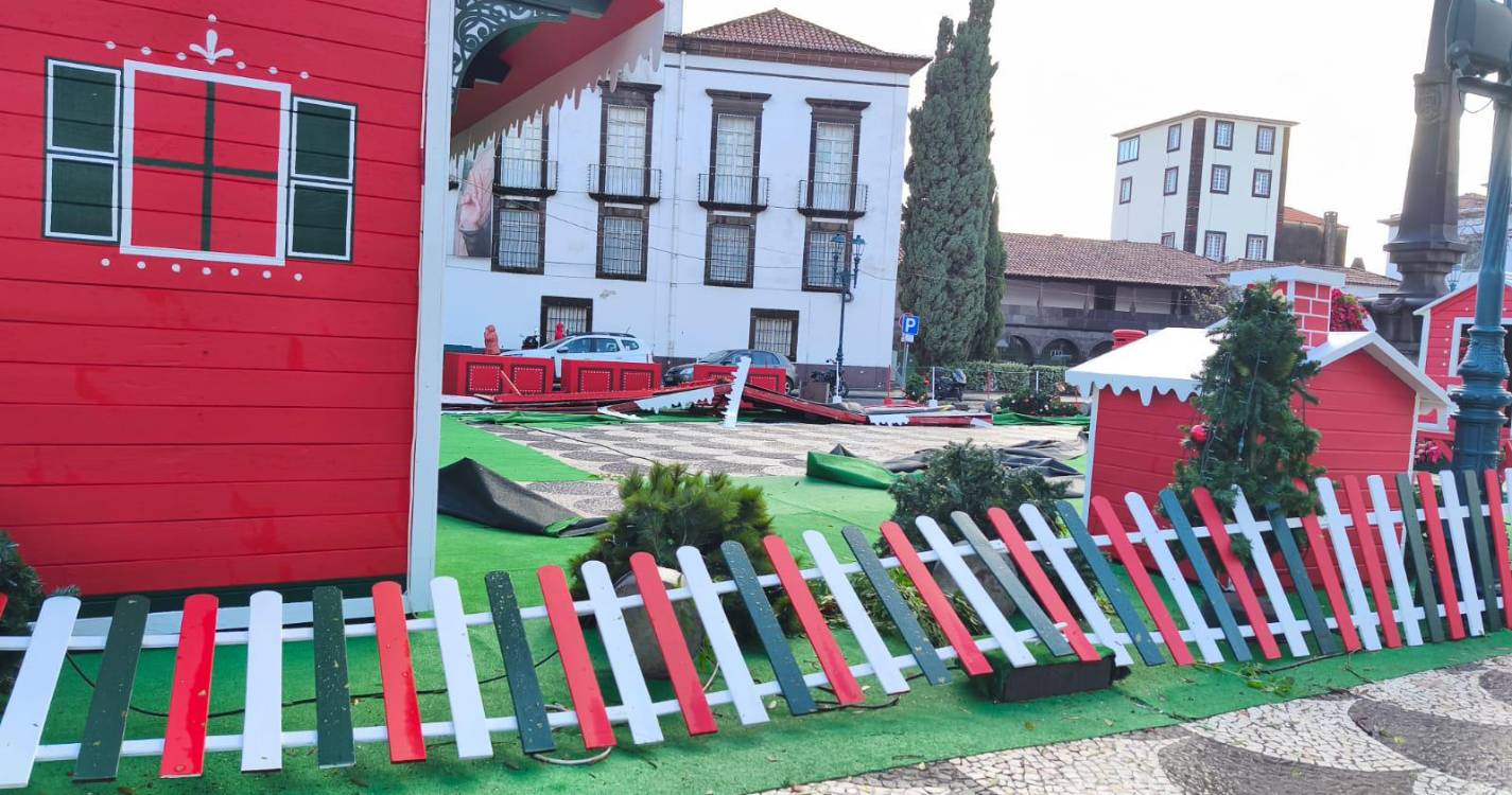 Vento causa estragos na Aldeia do Natal do Funchal (com fotos)