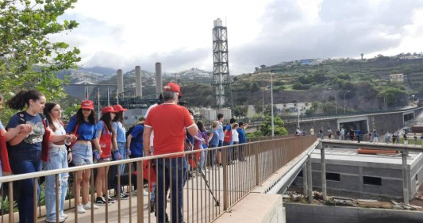 Seis centenas de alunos ajudam a recolher lixo no Funchal e em Câmara de Lobos