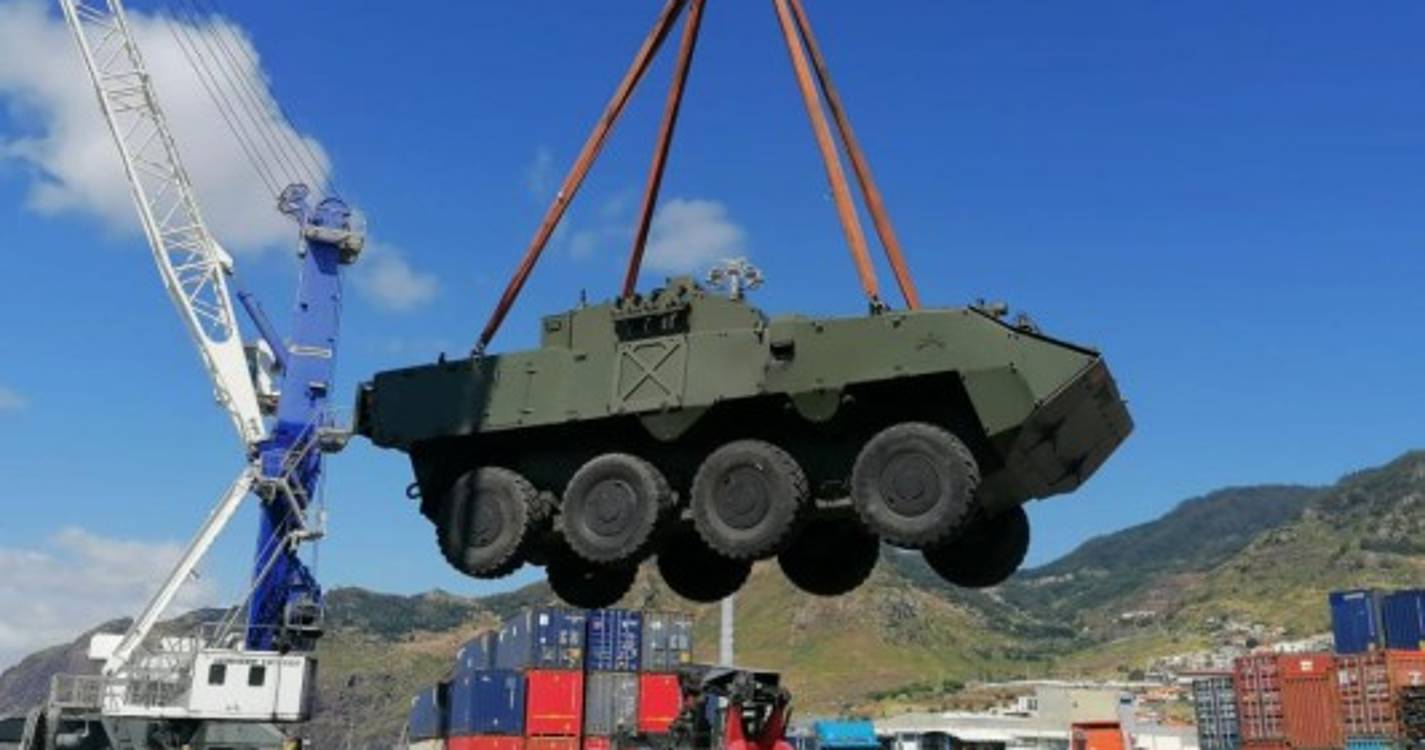 Tanques e viaturas militares desembarcam na Madeira (com fotos)