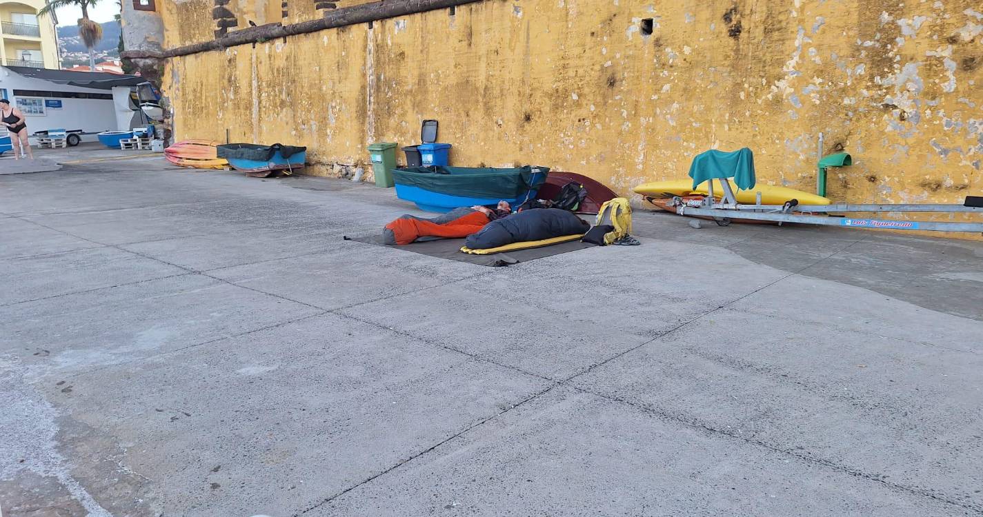 Turistas pernoitam junto ao Forte de São Tiago