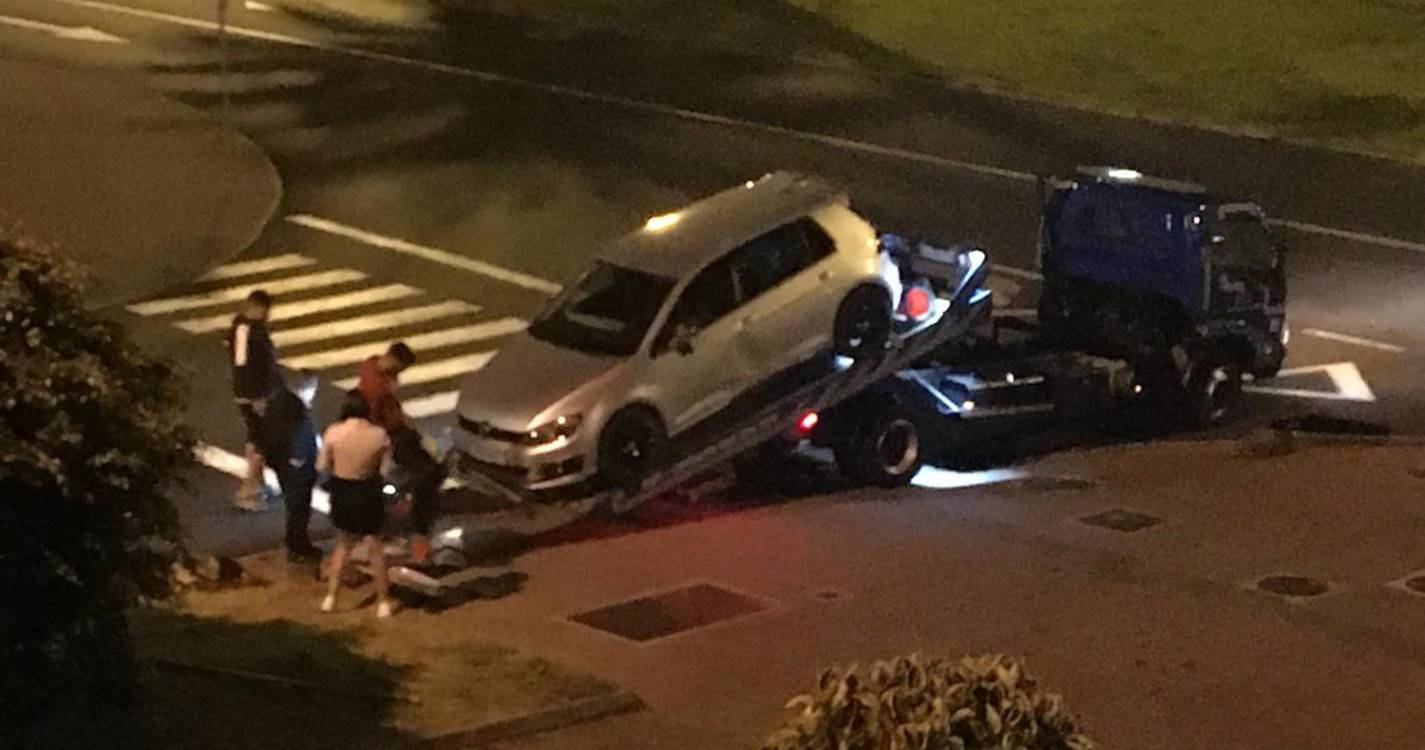 Condutor despistou-se e derrubou sinalética na Rua Nova do Vale da Ajuda (com fotos)