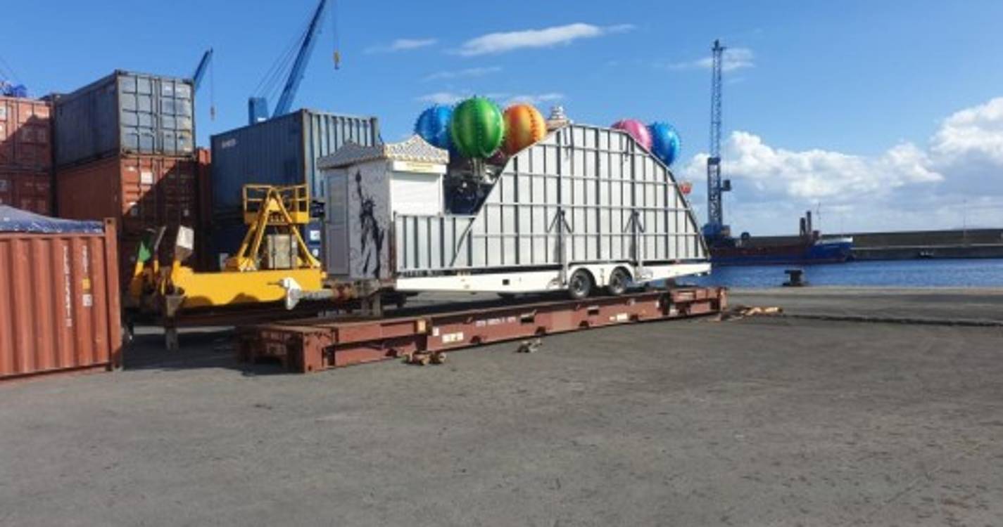 Equipamentos para a feira de Natal no Funchal descarregados no Caniçal (com fotos)