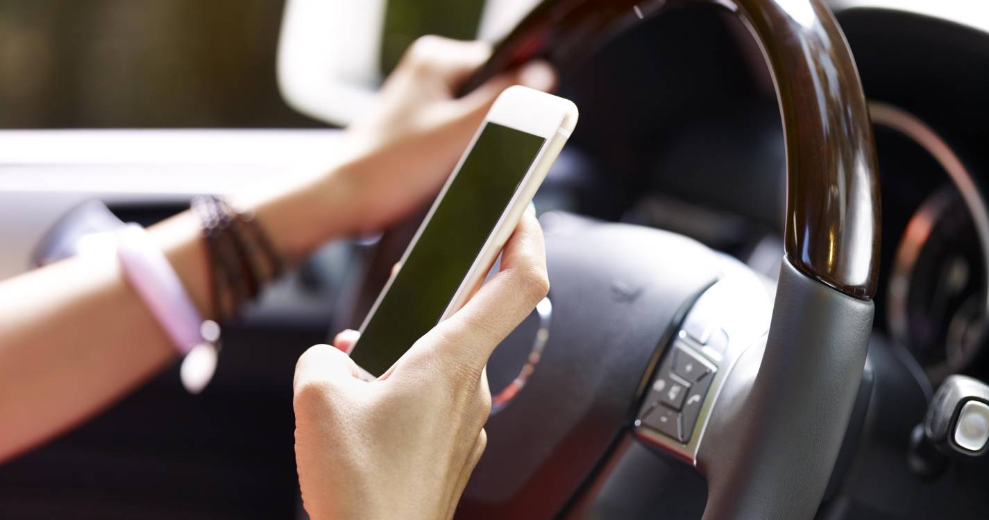 Mais de 4.100 infrações por uso de telemóvel ao volante em três meses