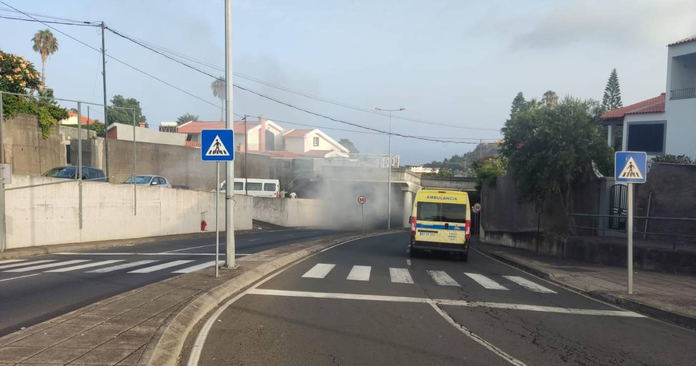 Viatura a arder num túnel em São Martinho