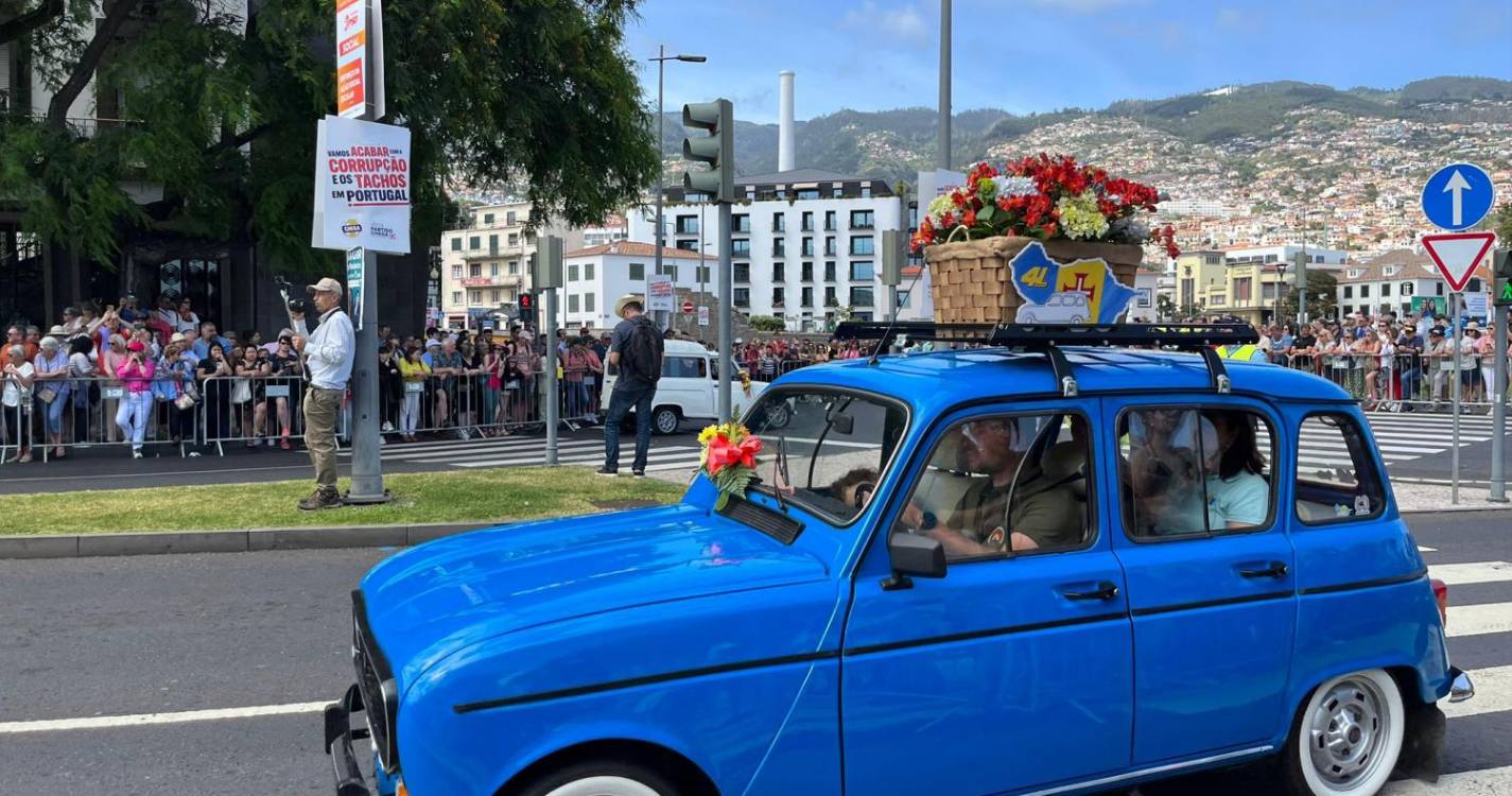 202 viaturas clássicas animam esta tarde pela Avenida (com fotos e vídeos)