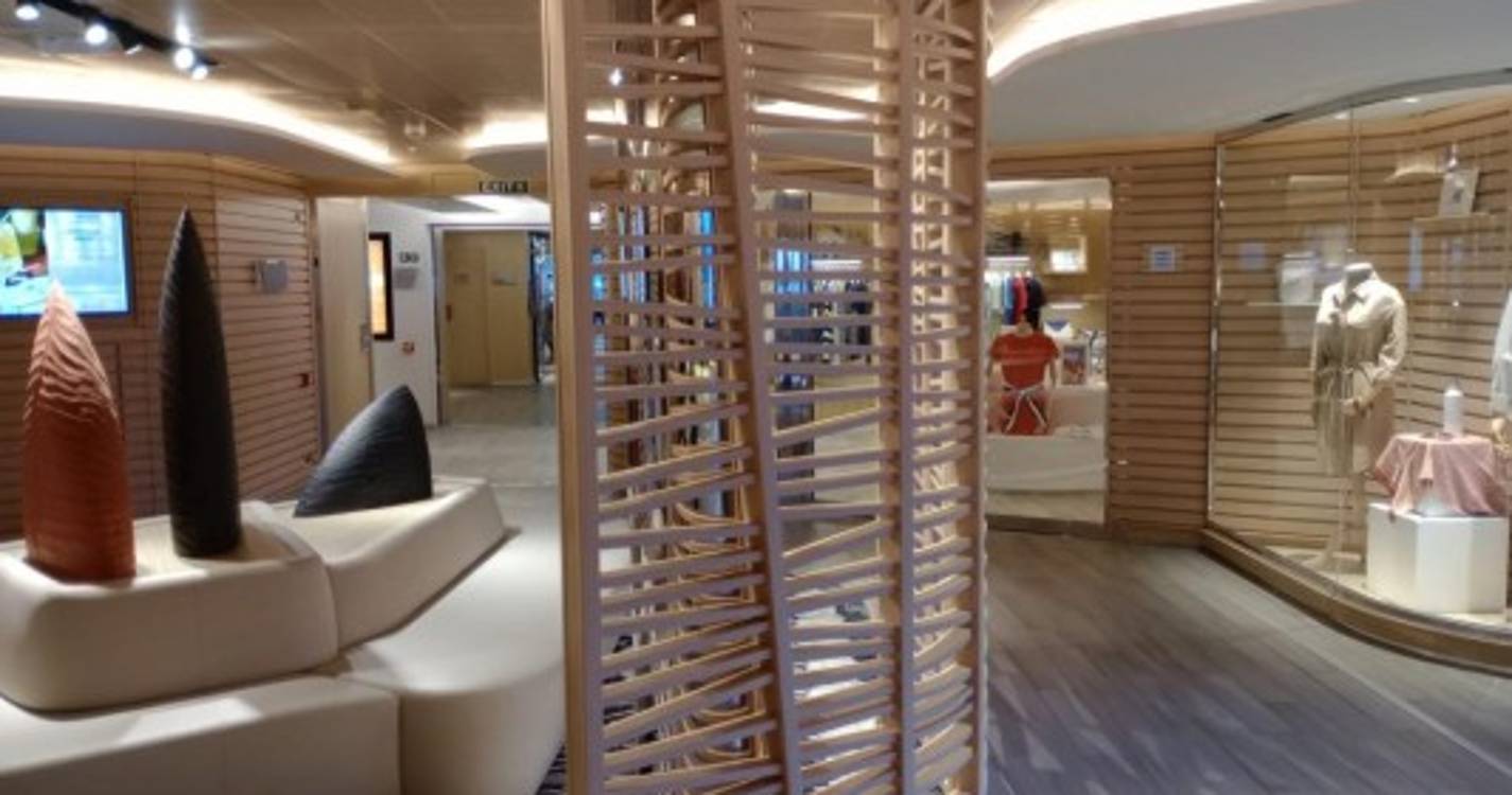 Veja o interior do ‘Le Bellot’ que hoje estreia-se no Funchal com 231 pessoas a bordo (com fotos)