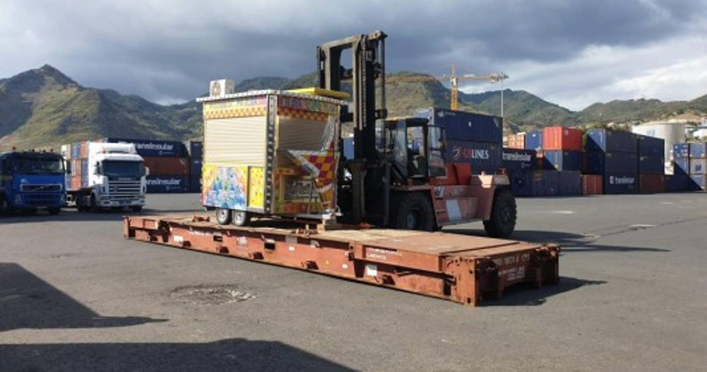 Equipamentos para a feira de Natal no Funchal descarregados no Caniçal (com fotos)
