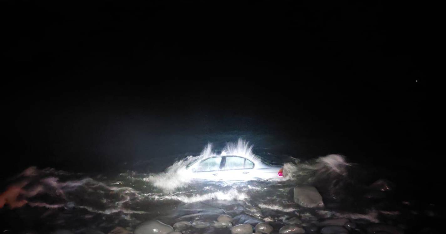 Jovem de 20 anos saiu ileso de despiste que atirou viatura à água na Praia Formosa