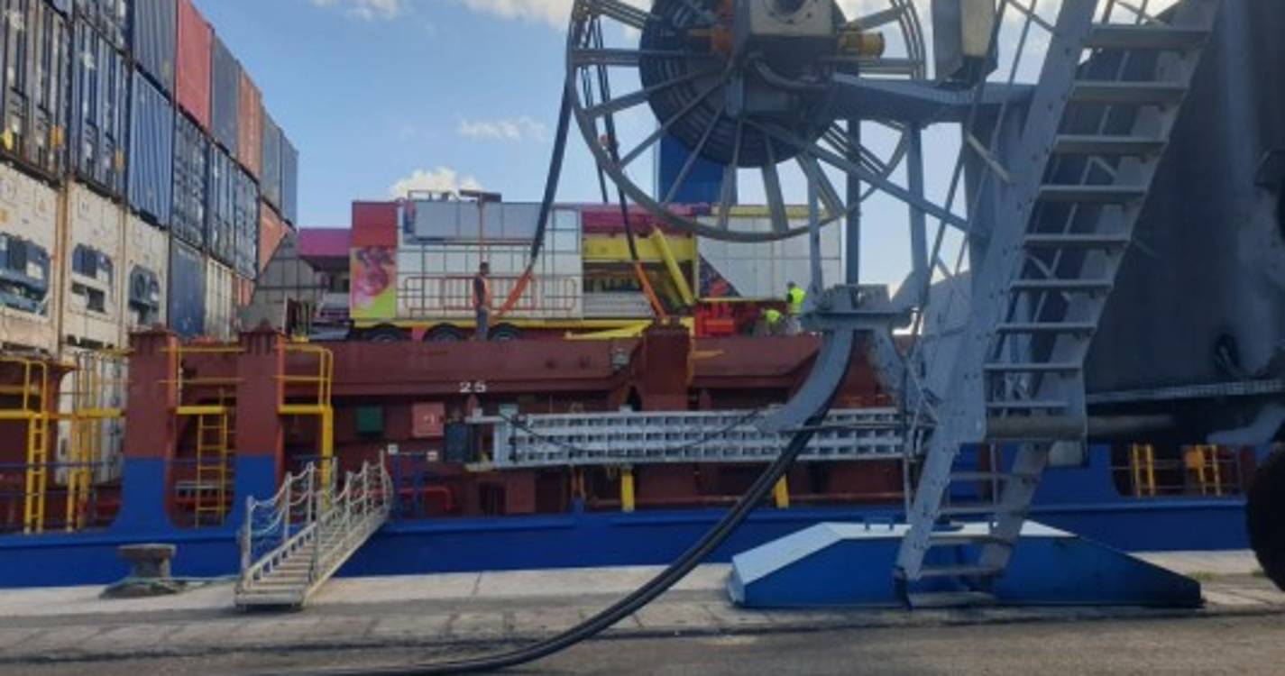 Equipamentos para a feira de Natal no Funchal descarregados no Caniçal (com fotos)