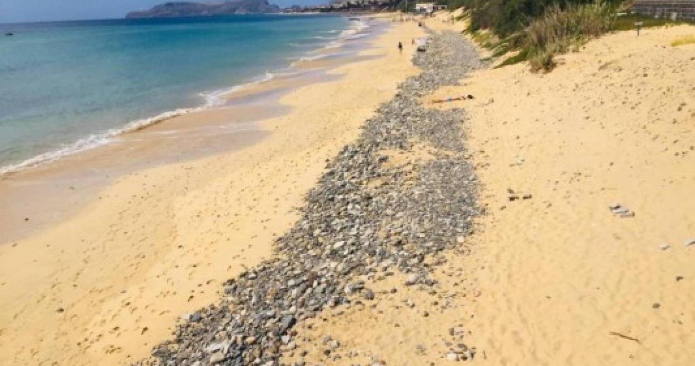 Praia do Porto Santo pode ter intervenção artificial para evitar chegada do calhau (com fotos)