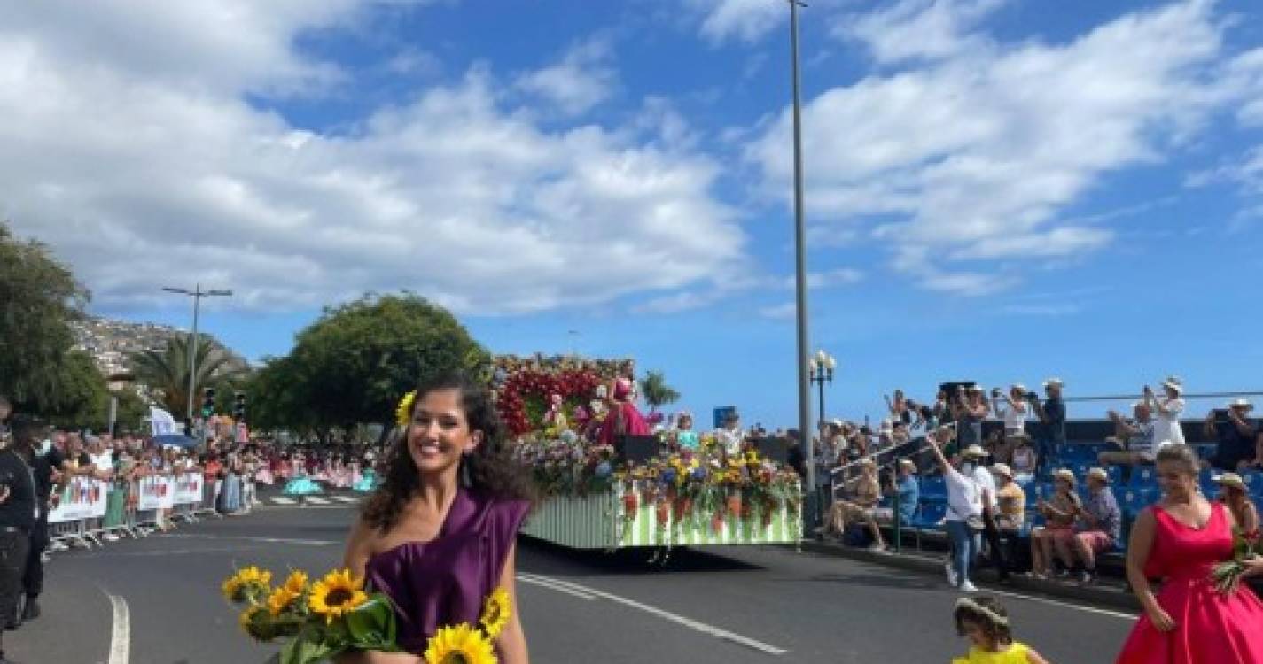 Festa da Flor: centenas para assistir ao cortejo (fotos)