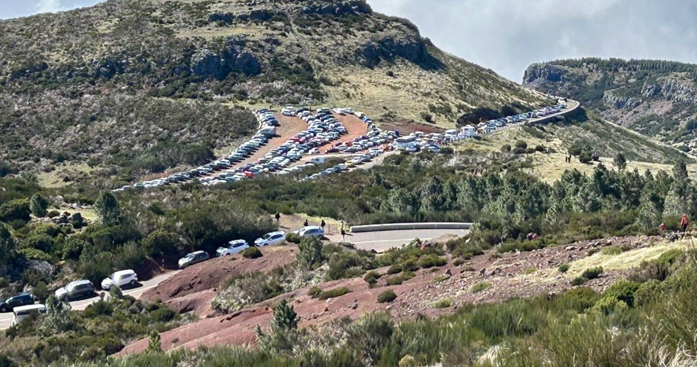 Estacionamento abusivo volta a ‘entupir’ Pico do Areeiro (com fotos)