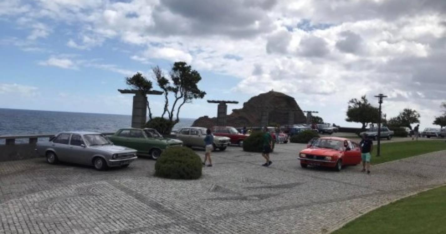 Clássicos e pré-clássicos exibidos na frente mar da vila do Porto Moniz. Veja as imagens