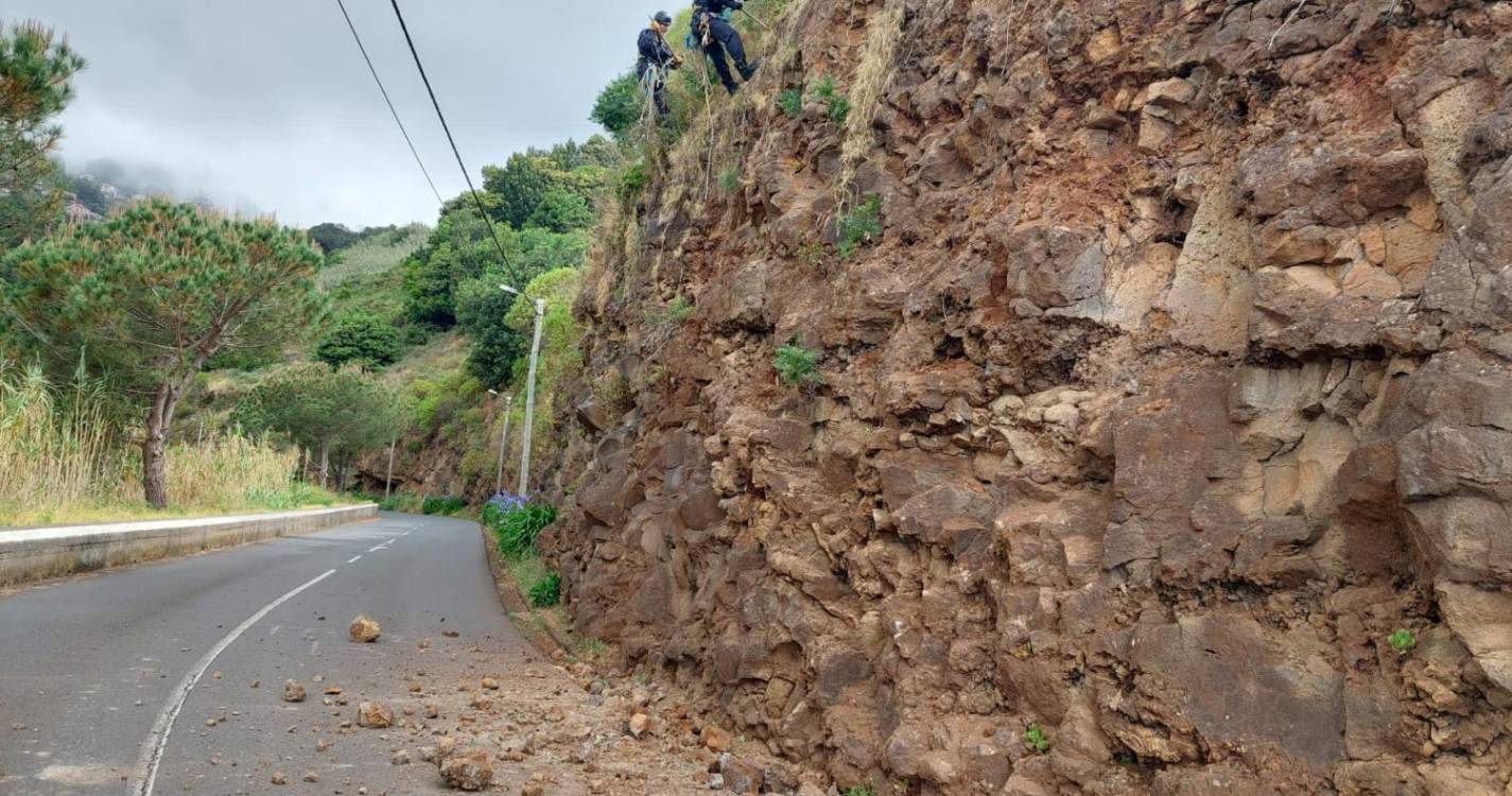 Ponta do Sol procede a limpeza de escarpa no Lombo de S. João