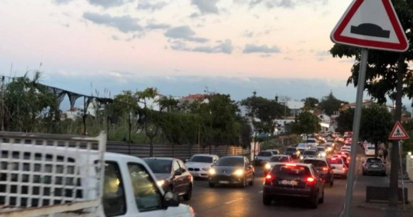 Trânsito intenso no Funchal no primeiro dia do recolher obrigatório (com fotos)