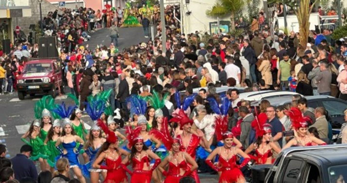 Carnaval com cerca de 700 foliões a desfilar pelas ruas de Santa Cruz (com fotos)