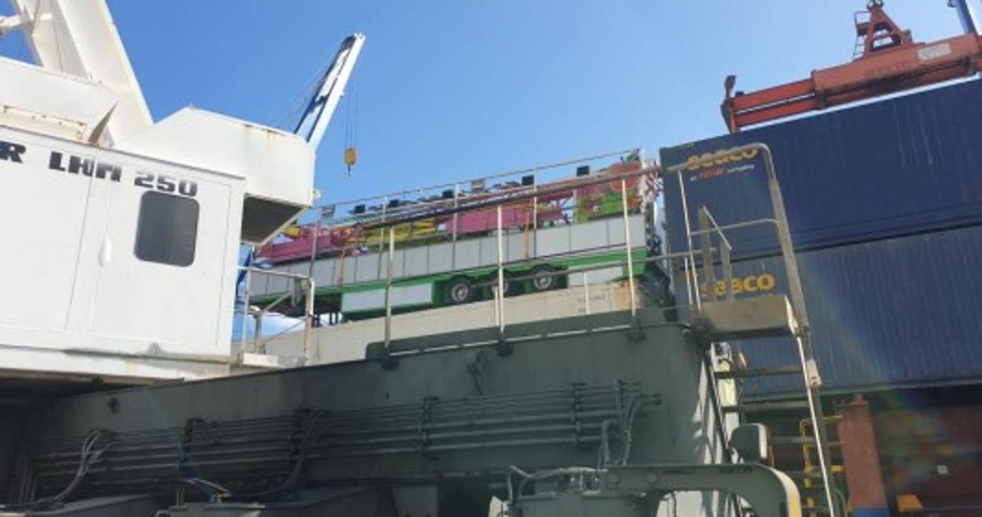 Equipamentos para a feira de Natal no Funchal descarregados no Caniçal (com fotos)