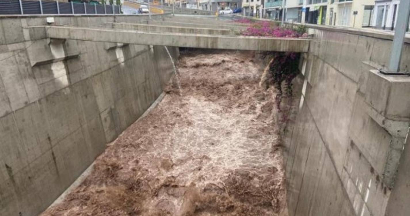 Ribeiras cheias no Funchal geram curiosidade (com fotos e vídeo)