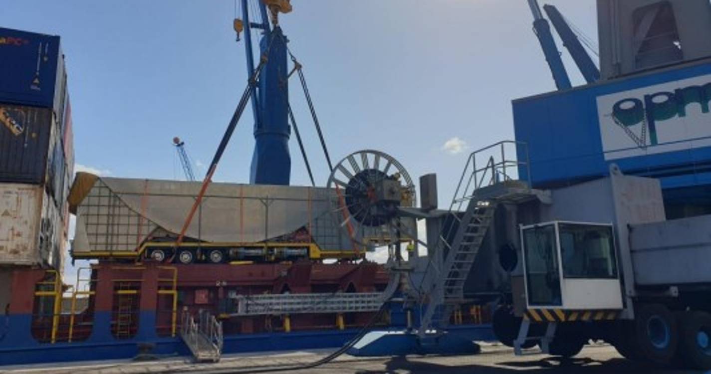 Equipamentos para a feira de Natal no Funchal descarregados no Caniçal (com fotos)