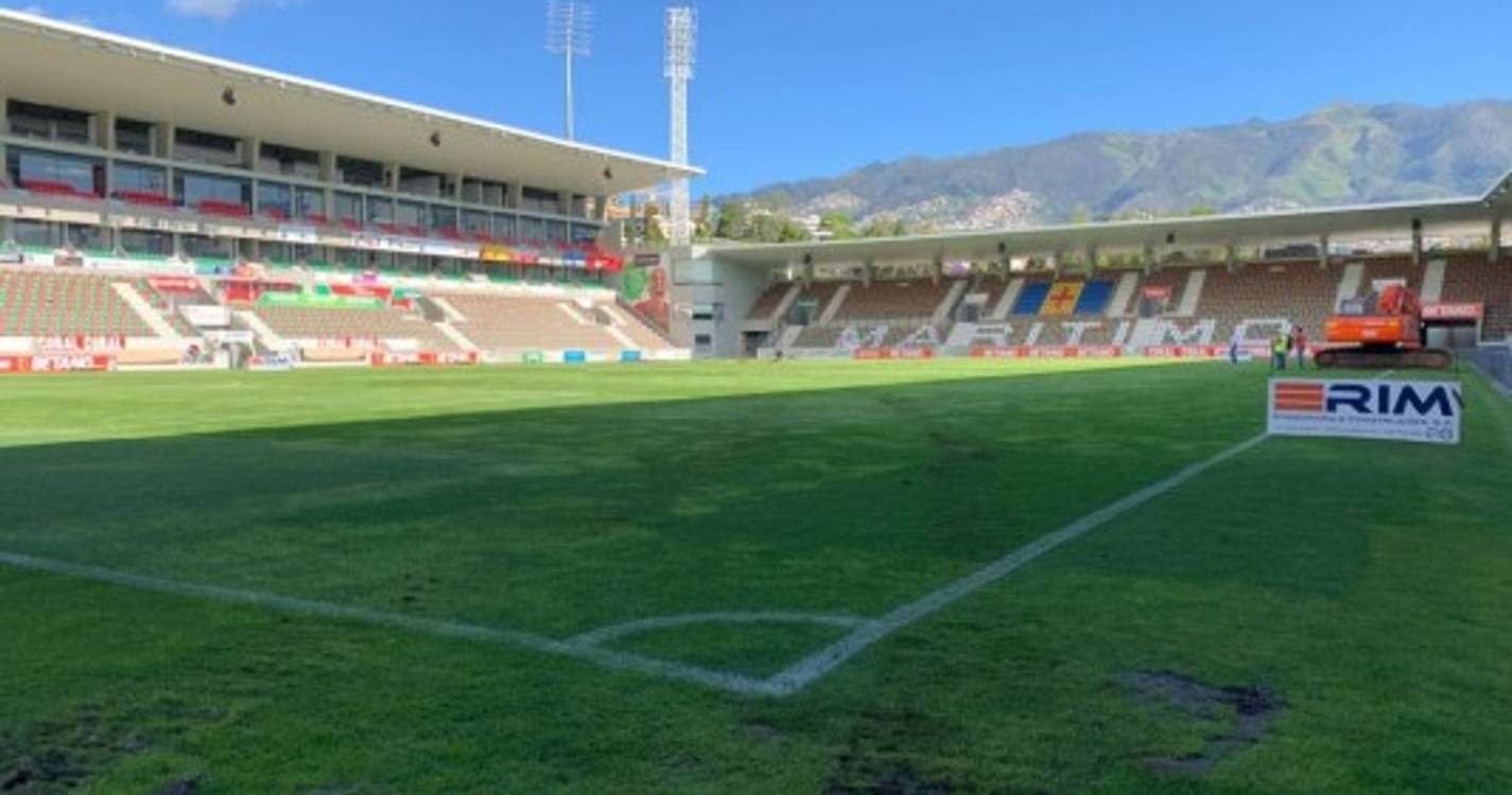 Relvado do Estádio do Marítimo começou a ser substituído (com fotos)