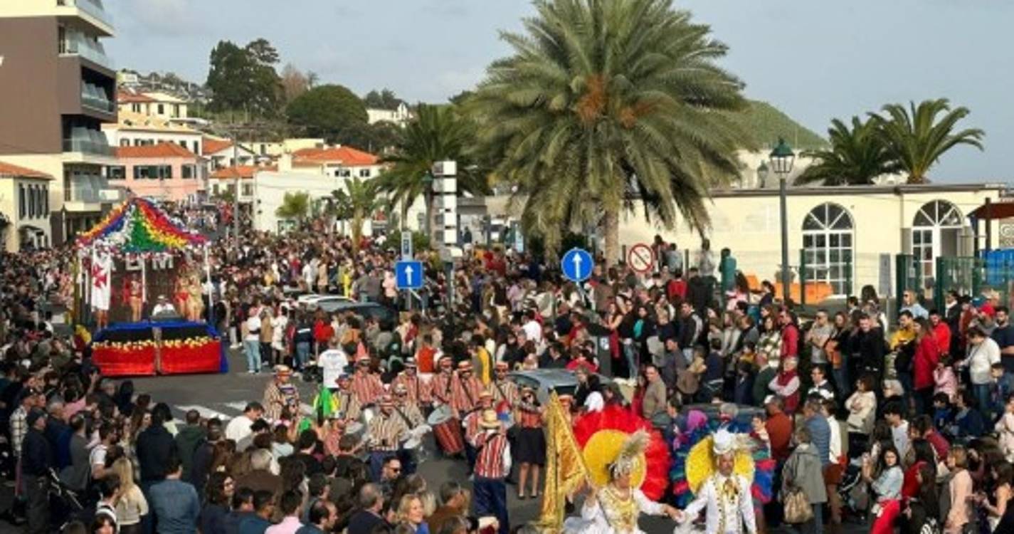 Carnaval com cerca de 700 foliões a desfilar pelas ruas de Santa Cruz (com fotos)