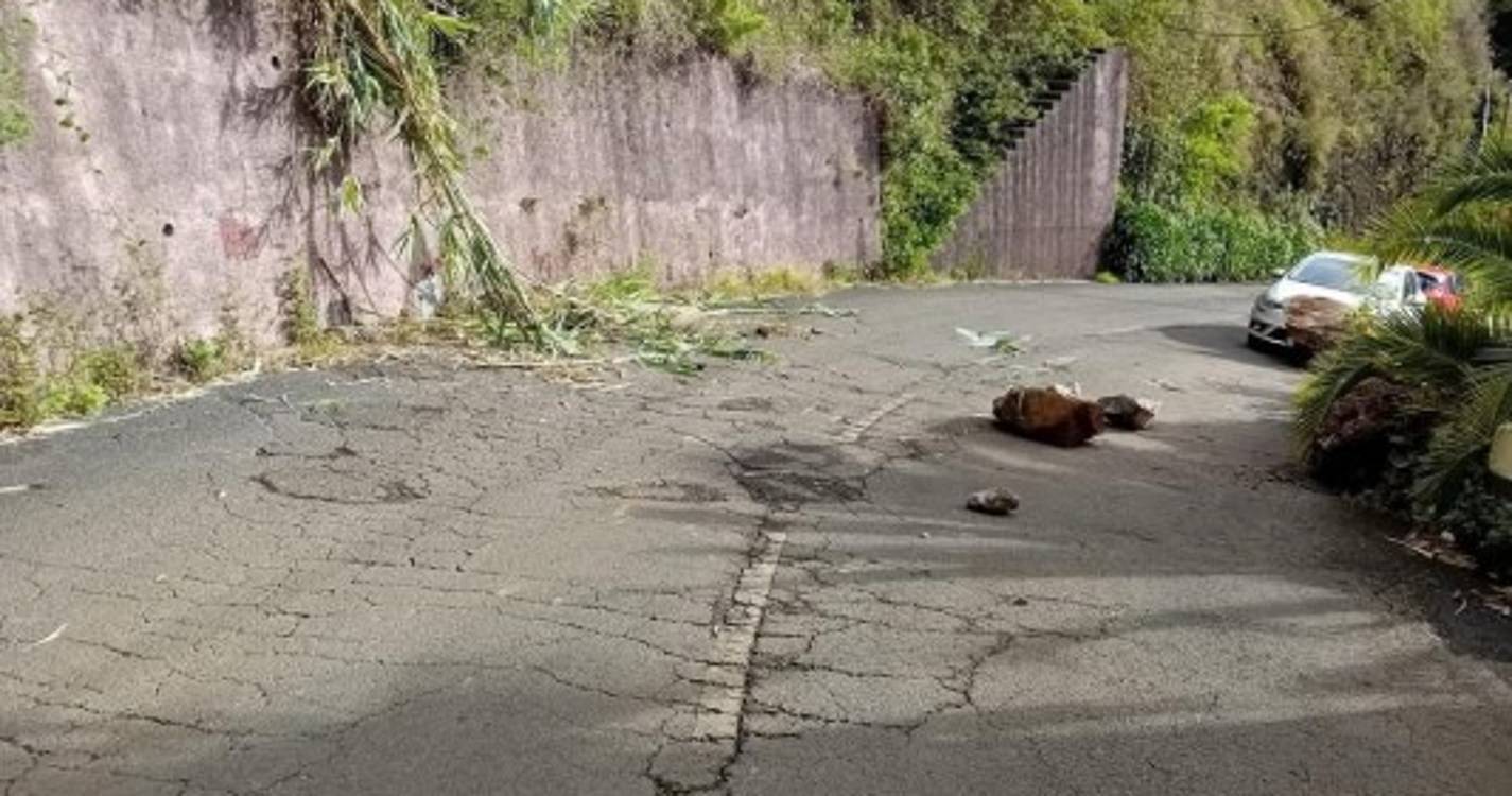 Derrocada atingiu viatura na Fajã das Galinhas (com fotos)