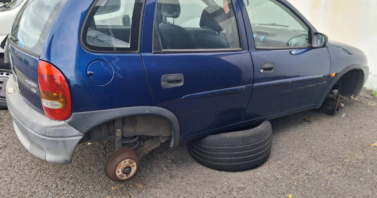 Viatura fica sem pneus e jantes durante a noite no Caniço