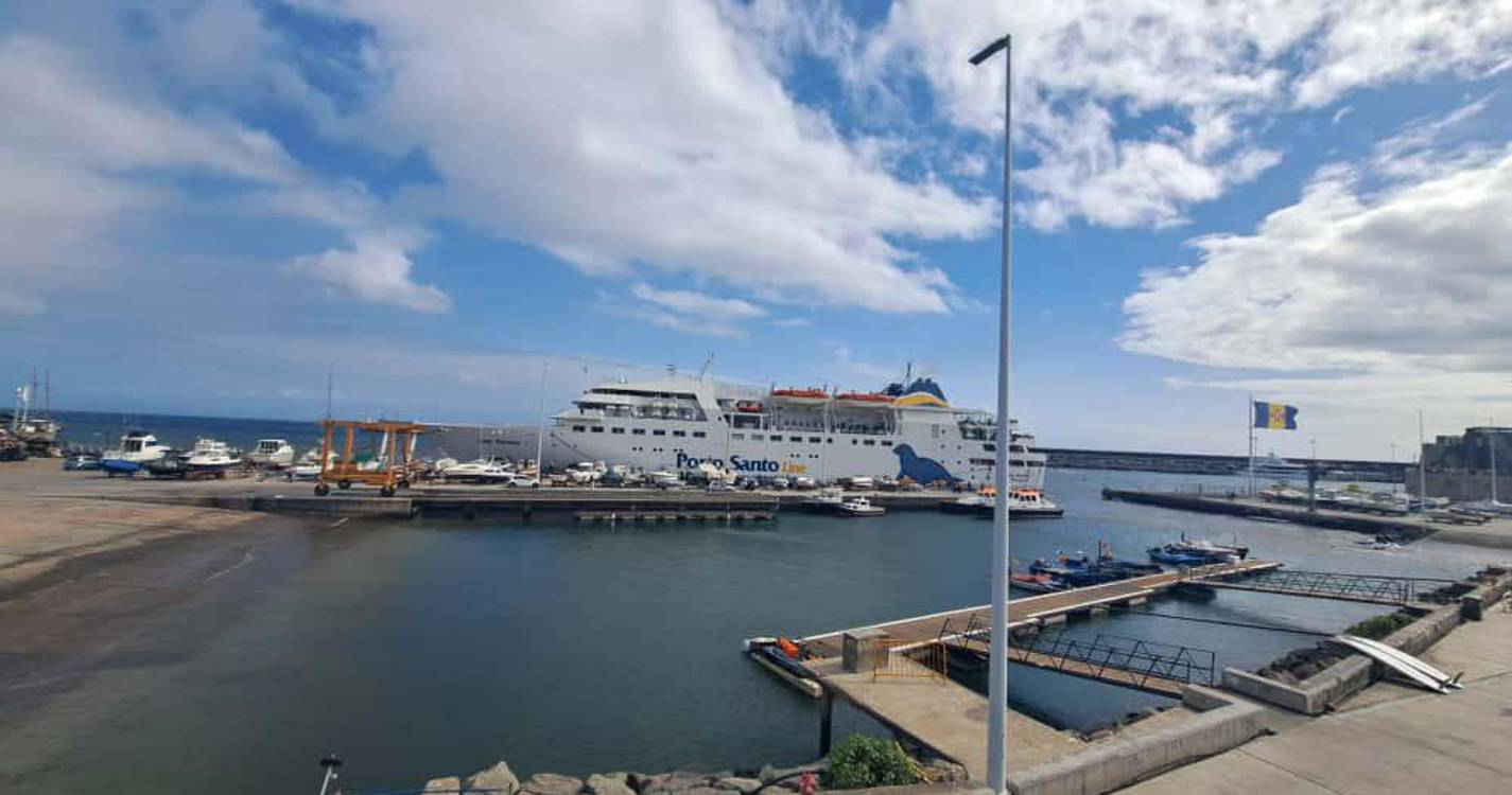 Ondulação e vento forte impedem acostagem do Lobo Marinho no porto do Funchal (com vídeos)