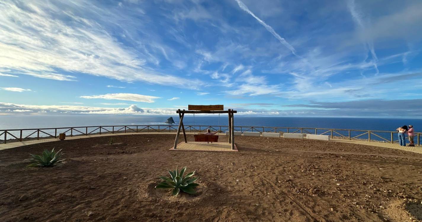 Antes e Depois: Miradouro da Lapa nasce com baloiço sobre o Atlântico (com fotos)