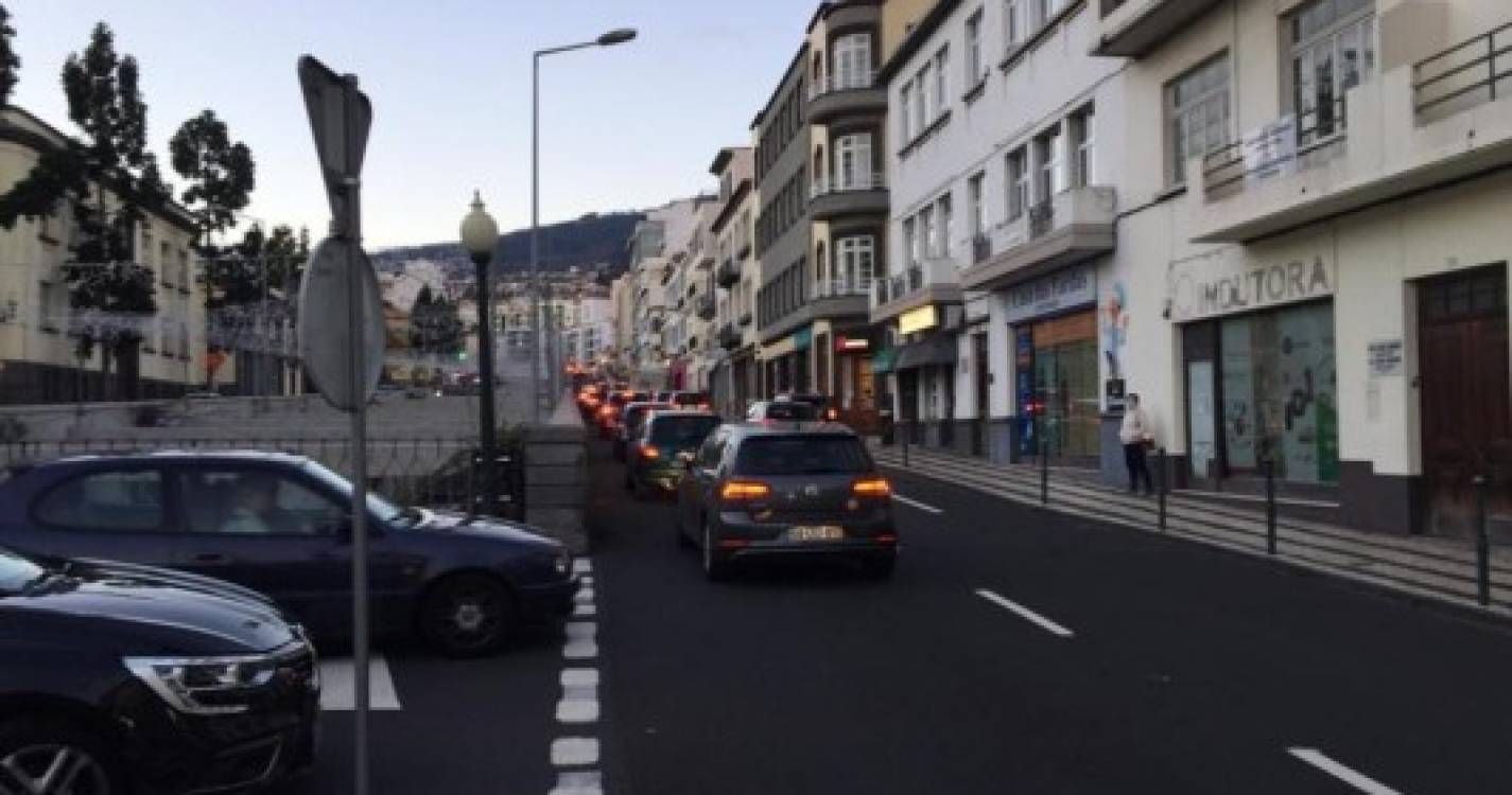 Trânsito intenso no Funchal no primeiro dia do recolher obrigatório (com fotos)