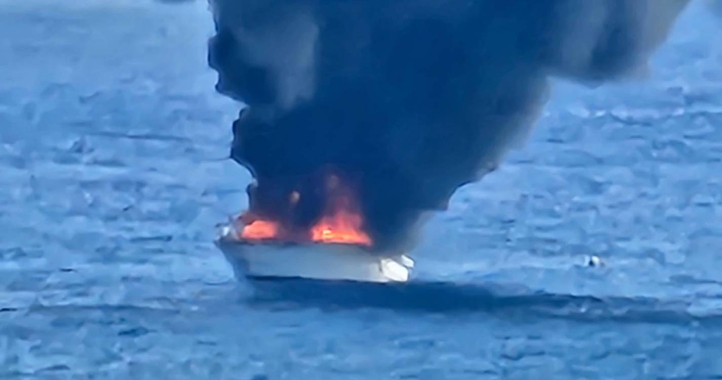 Pelo menos quatro pessoas resgatadas após incêndio em embarcação (com fotos e vídeos)