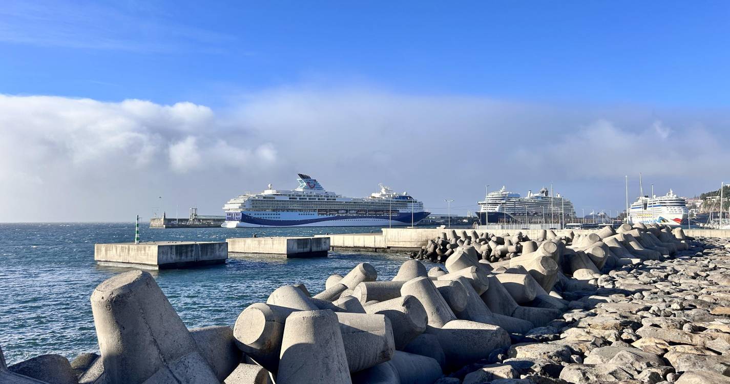 Três navios de cruzeiro transportam 6.820 passageiros