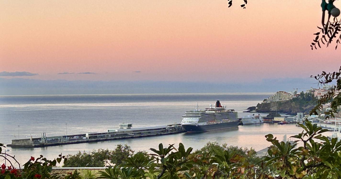 Queen Victoria traz 1.800 passageiros para passar o dia na Madeira