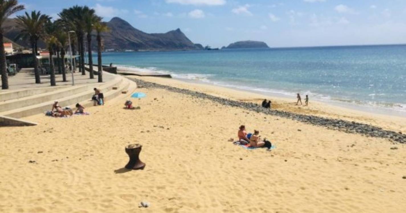 Praia do Porto Santo pode ter intervenção artificial para evitar chegada do calhau (com fotos)