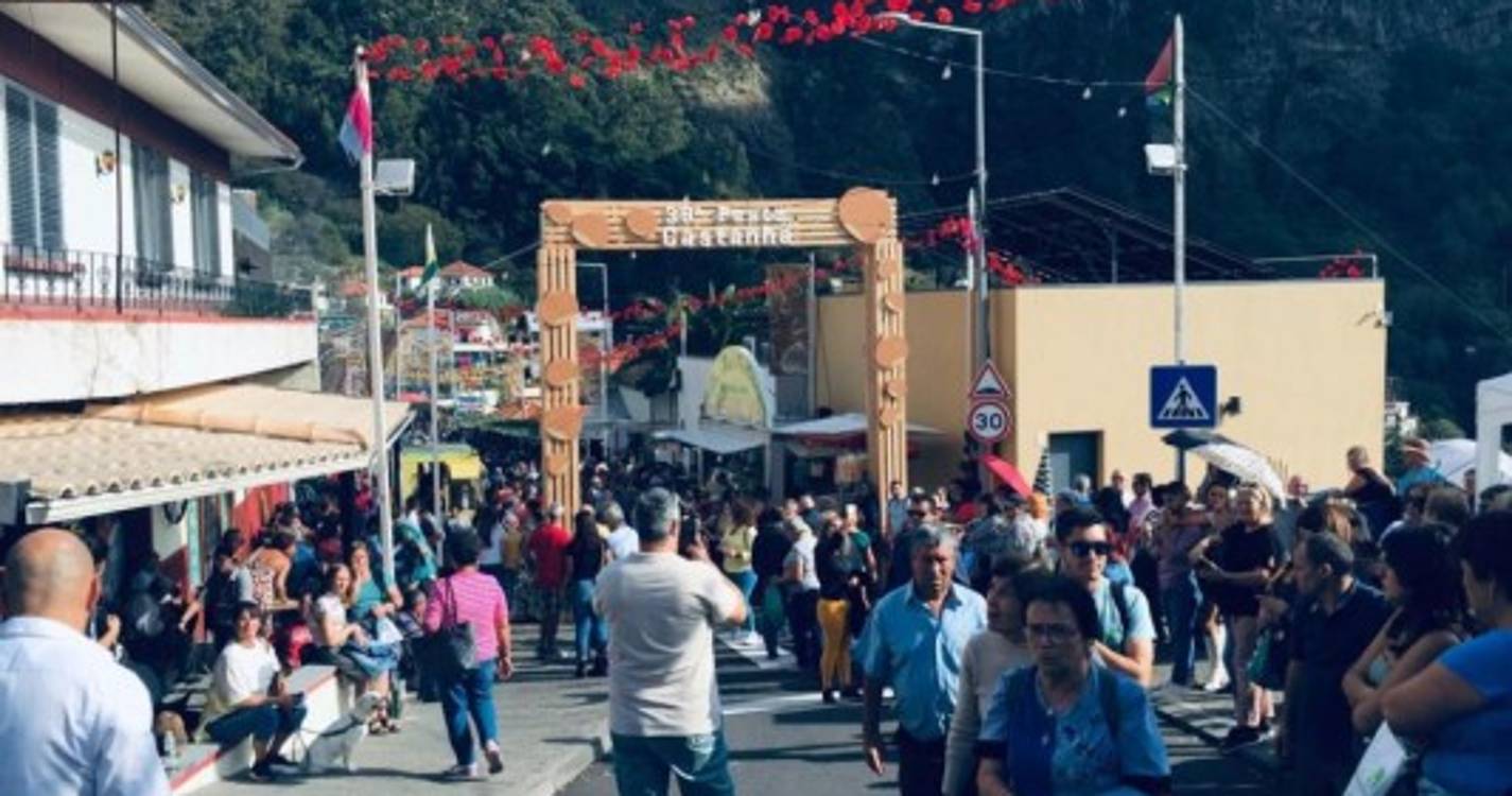 Festa da castanha leva milhares ao Curral das Freiras (com fotos)