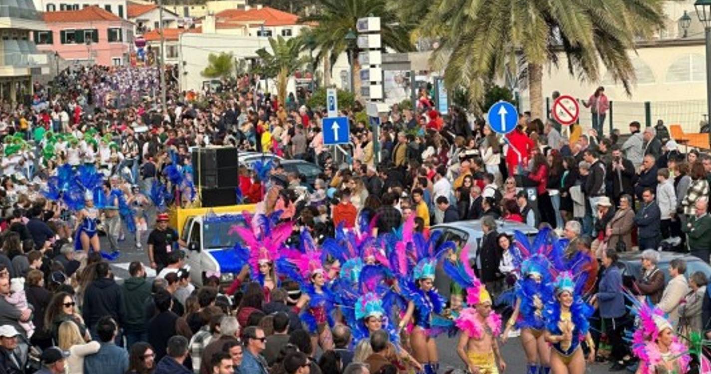 Carnaval com cerca de 700 foliões a desfilar pelas ruas de Santa Cruz (com fotos)