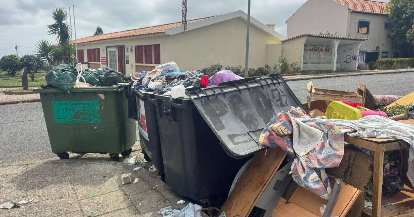 Residentes indignados com lixo acumulado nas ruas do Bairro da Nogueira
